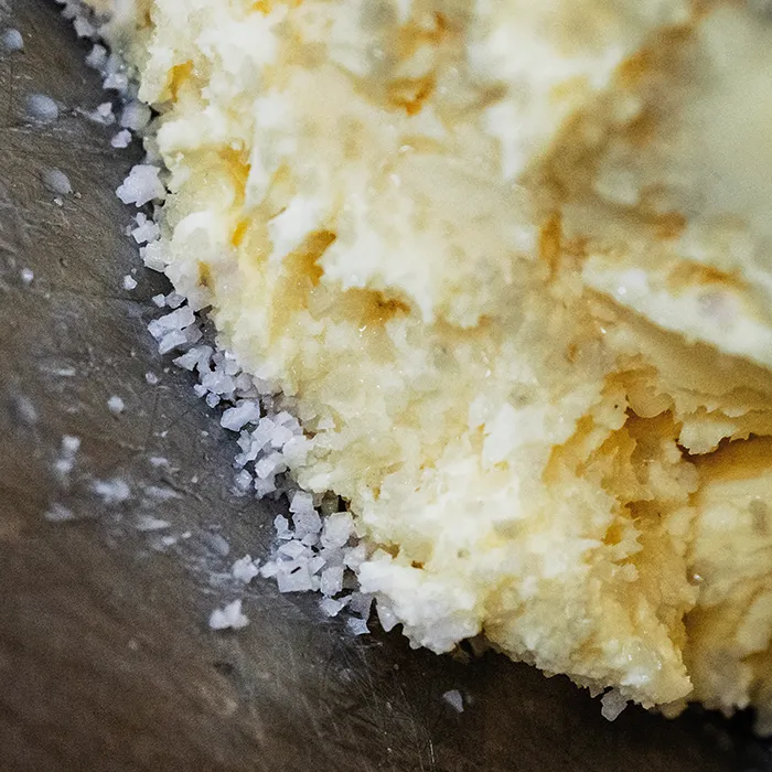 Manteiga cremosa com cristais de sal grosso