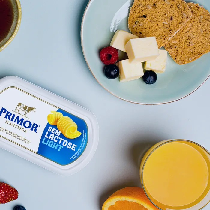 Pequeno almoço com manteiga light sem lactose, torradas e frutas.