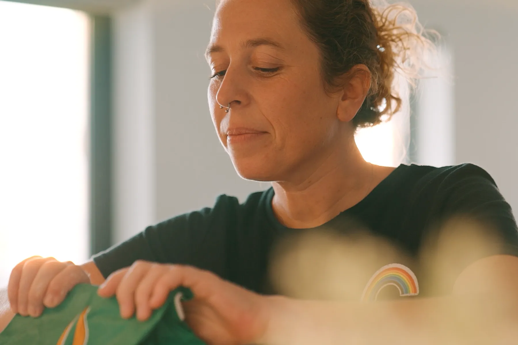 Mulher a fazer receita de pão