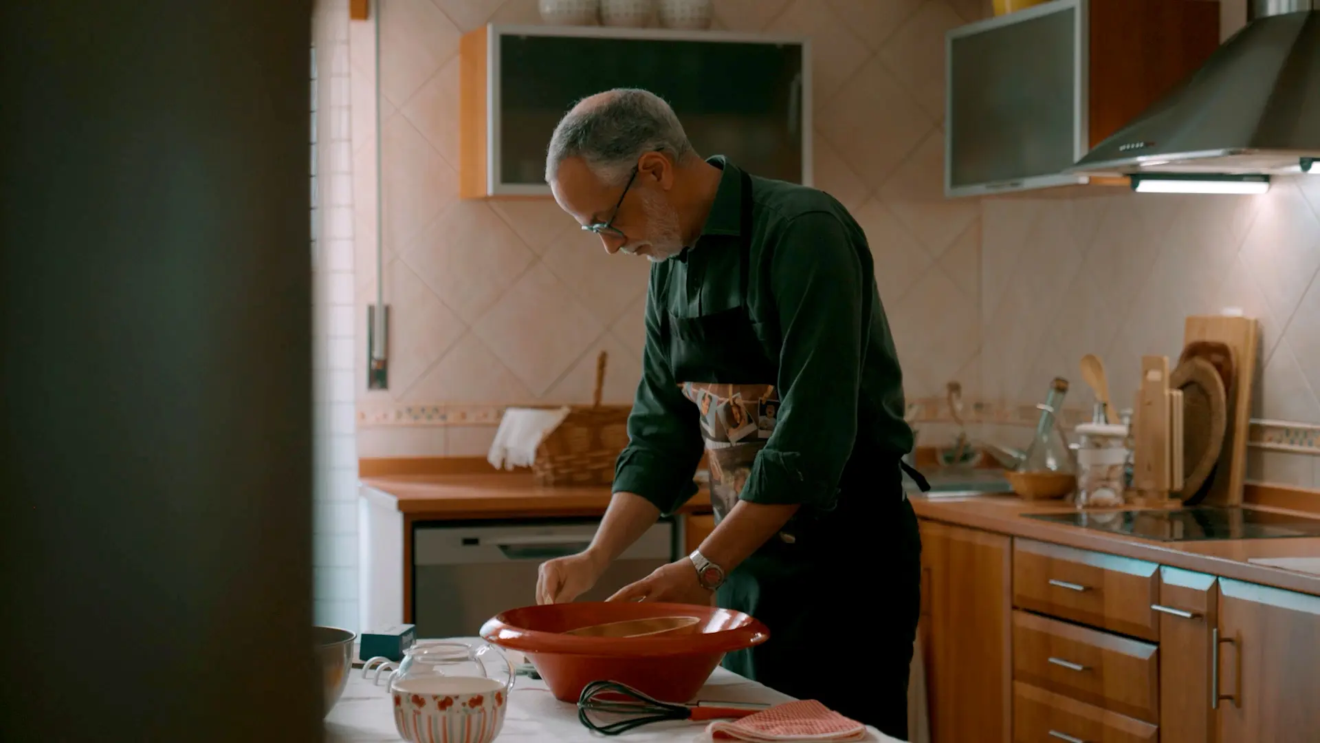 Paulo a fazer receita de folar com primor