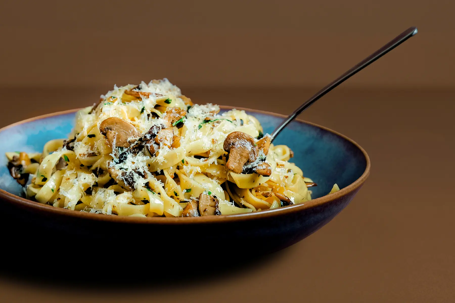 MASSA COM COGUMELOS E TRUFA