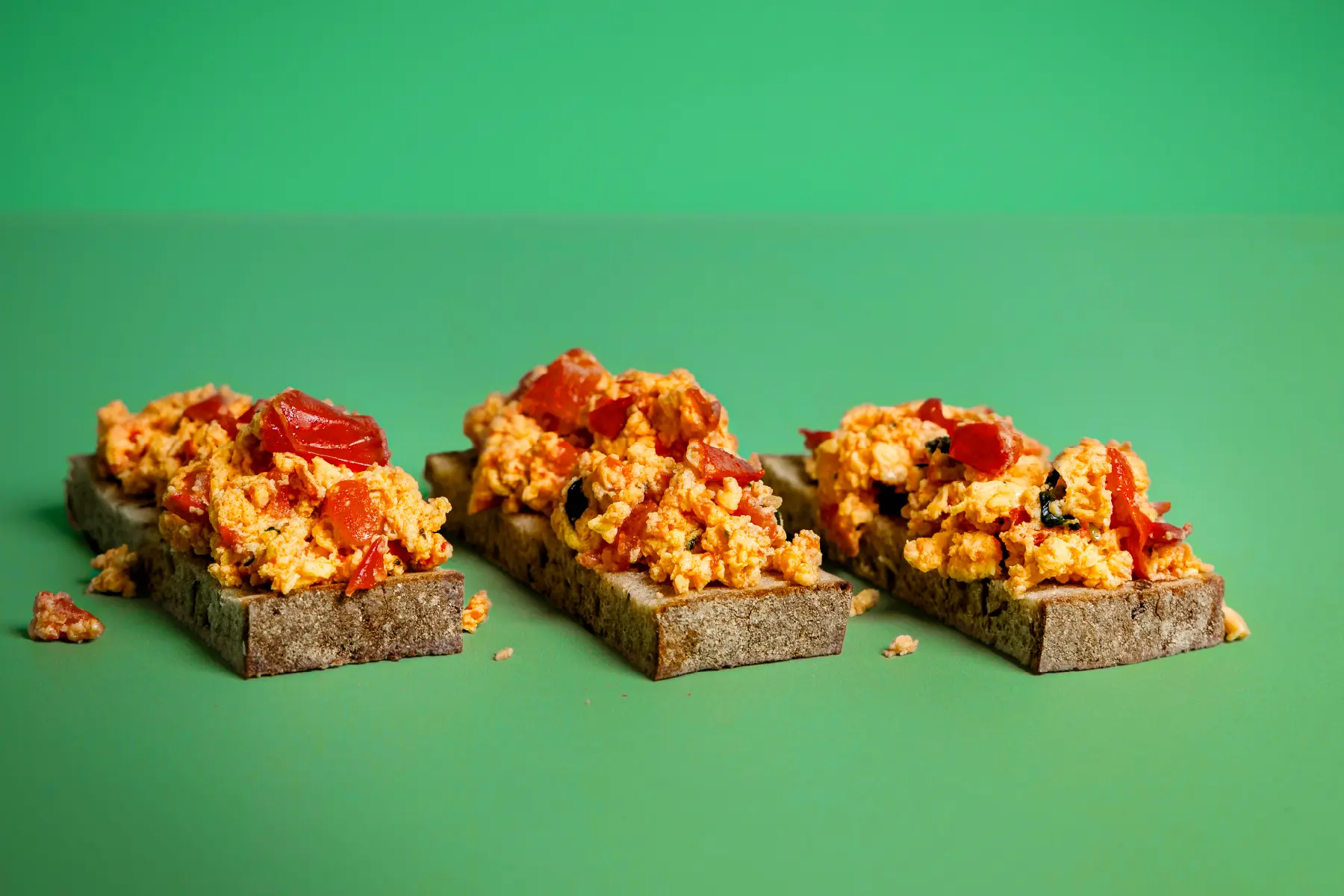 OVOS MEXIDOS COM TOMATE E MANJERICÃO