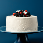 BOLO DE BAUNILHA COM COBERTURA DE BUTTERCREAM