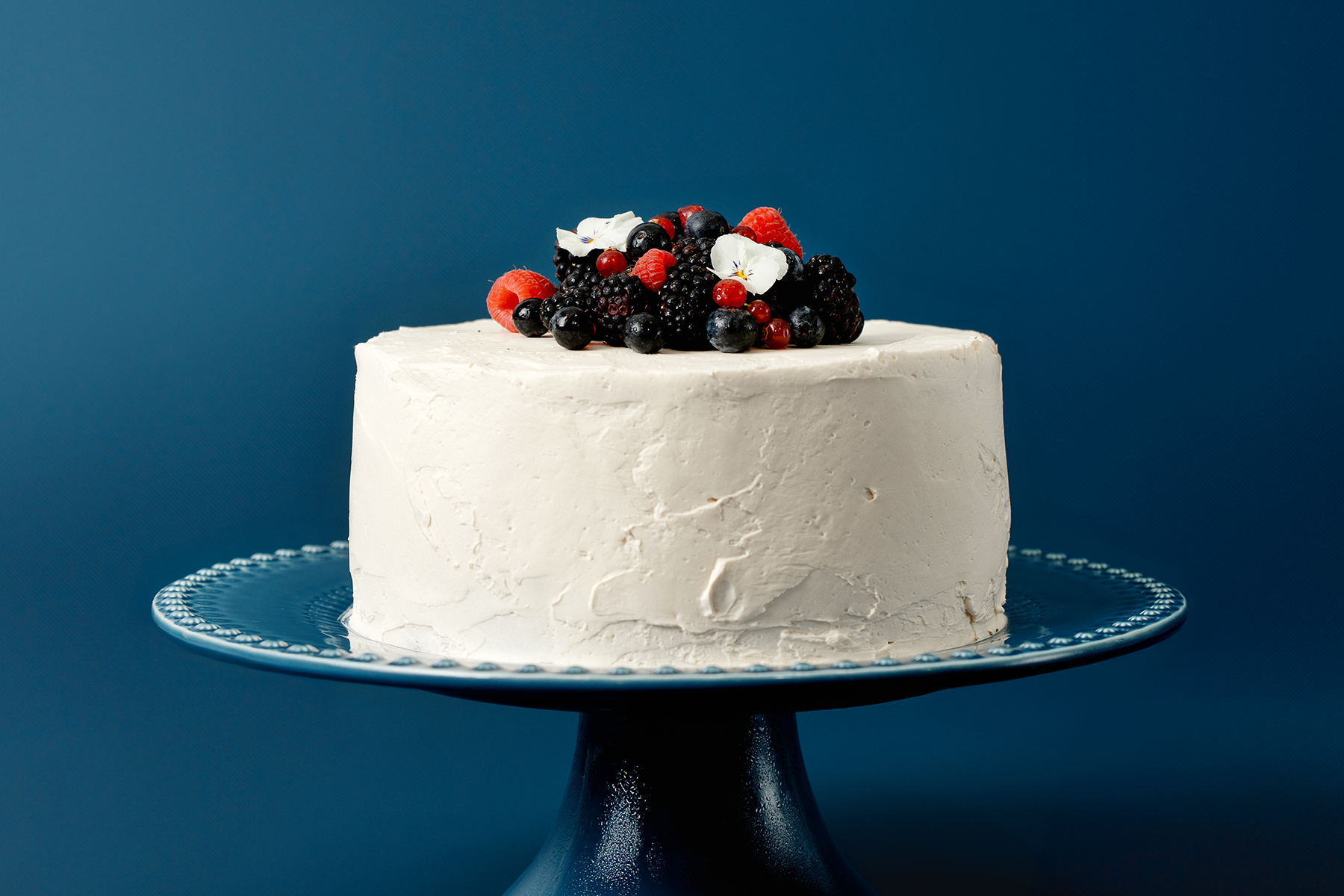 BOLO DE BAUNILHA COM COBERTURA DE BUTTERCREAM